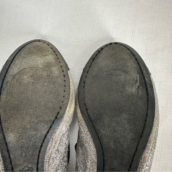 Tory Burch Size 7.5 Navy Blue and Distressed Silver Leather Flats - Picture 11 of 13